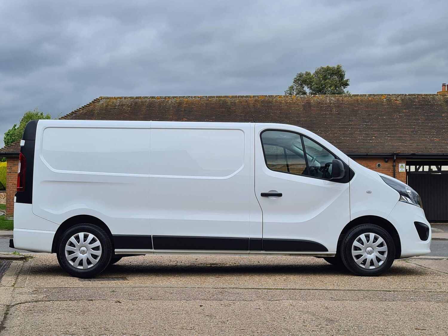Used VAUXHALL VIVARO in Hitchin Hertfordshire John Cox Car and